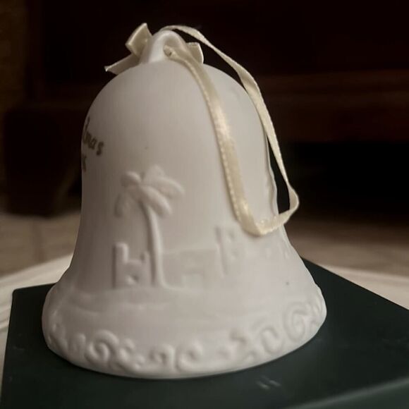 White ceramic detailed Christmas bell with Nativity scene dated 1996 - Picture 3 of 7